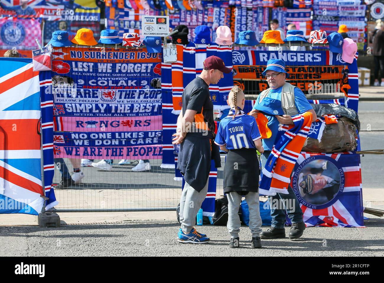 Glasgow, Regno Unito. 13th maggio, 2023. Nell'ultimo gioco della stagione "Old firm", i fan di Rangers e la polizia si preparano per il gioco. D'accordo, nessun ventilatore celtico sarà permesso nel terreno. Credit: Findlay/Alamy Live News Foto Stock