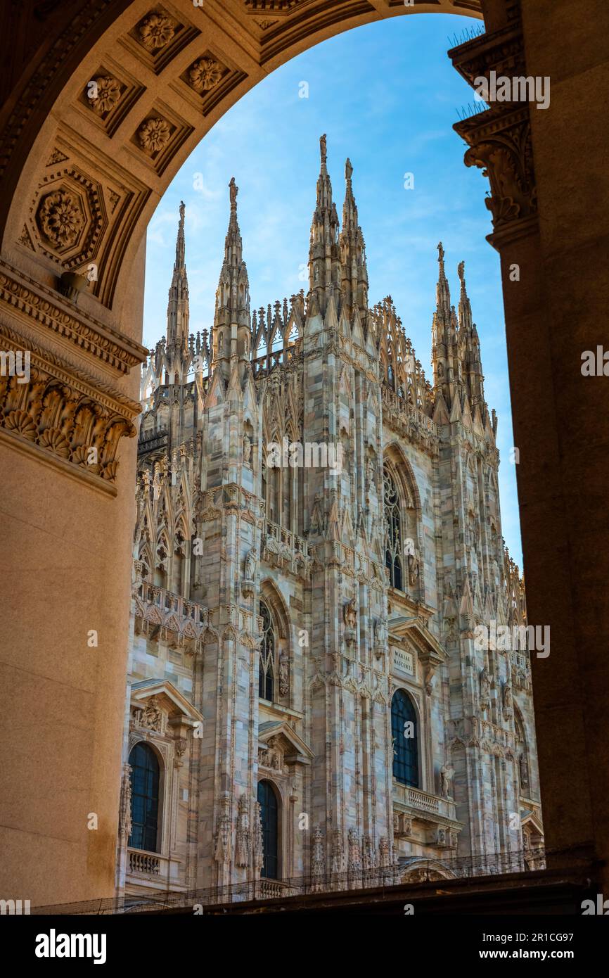 Vista attraverso un arco verso il Duomo di Milano, Milano, Lombardia, Italia Foto Stock