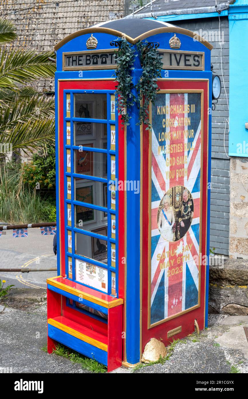 Vecchia cassetta telefonica BT decorata per l'incoronazione di re Carlo III a St Ives, Cornovaglia, Inghilterra, Regno Unito Foto Stock Vecchia cassetta telefonica BT decorata per l'incoronazione di re Carlo III a St Ives, Cornovaglia, Inghilterra, Regno Unito Foto Stock