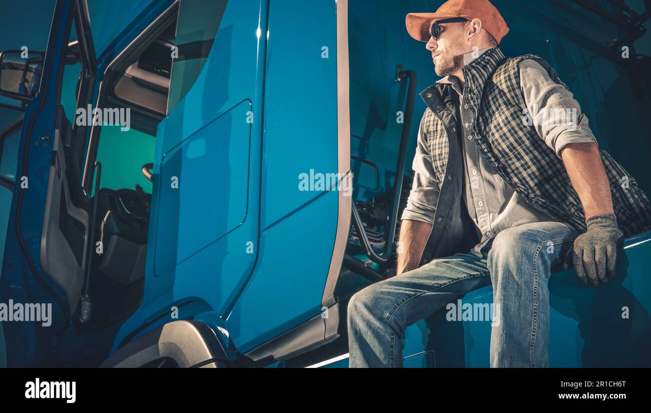 Moderno conducente Euro semi-camion caucasico nel suo 40s Awaiting Trailer per essere drop and Hook. Foto Stock