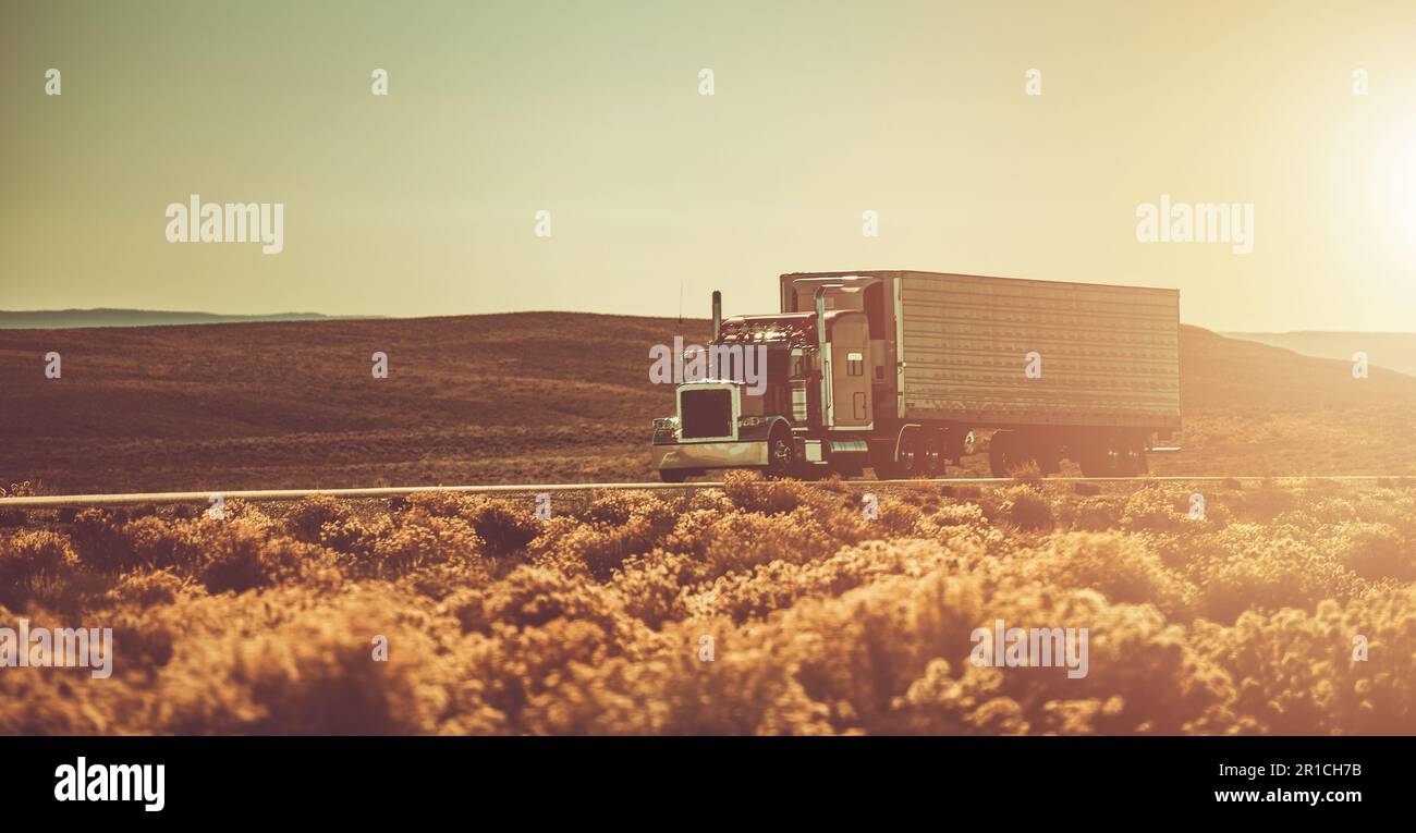 Semi-camion attraversando American West Wilderness. Tema di spedizione via terra di fondo. Foto Stock