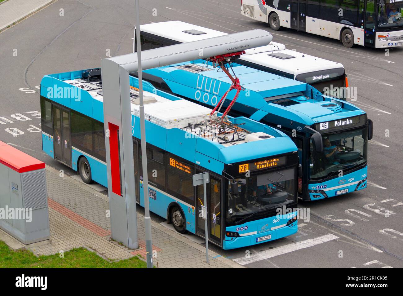 OSTRAVA, REPUBBLICA CECA - 13 APRILE 2023: Ekova Electron 12 autobus elettrico con un carrello di ricarica al sovralimentatore di Ostrava Svinov Foto Stock