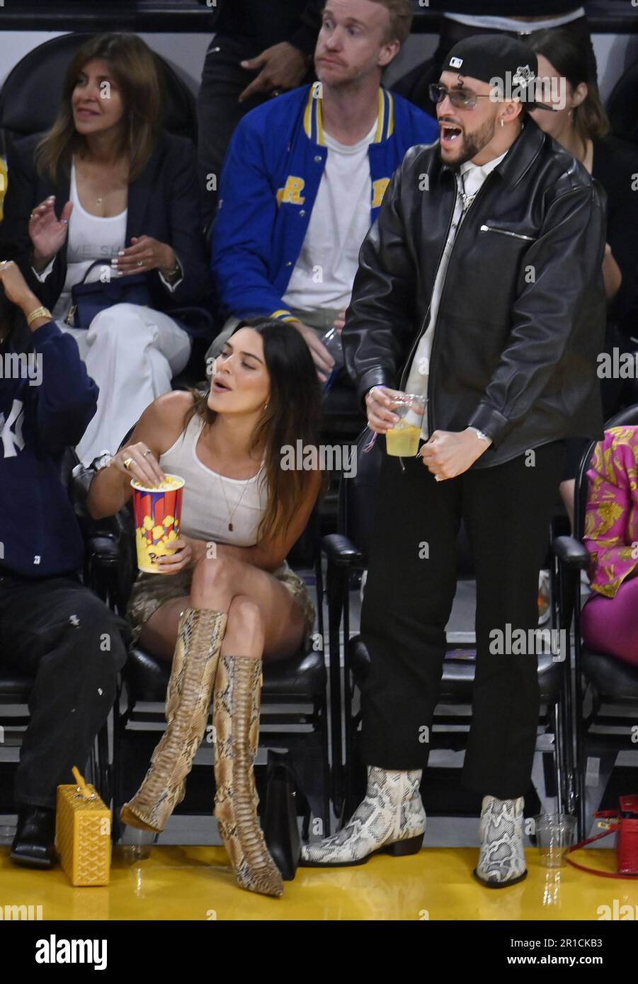 Kendall Jenner e Bad Bunny si siedono a lato del campo durante la loro partecipazione al Game 6 della Western Conference Semifinali alla Crypto.com Arena di Los Angeles venerdì 12 maggio 2023. Foto di Jim Ruymen/UPI Foto Stock