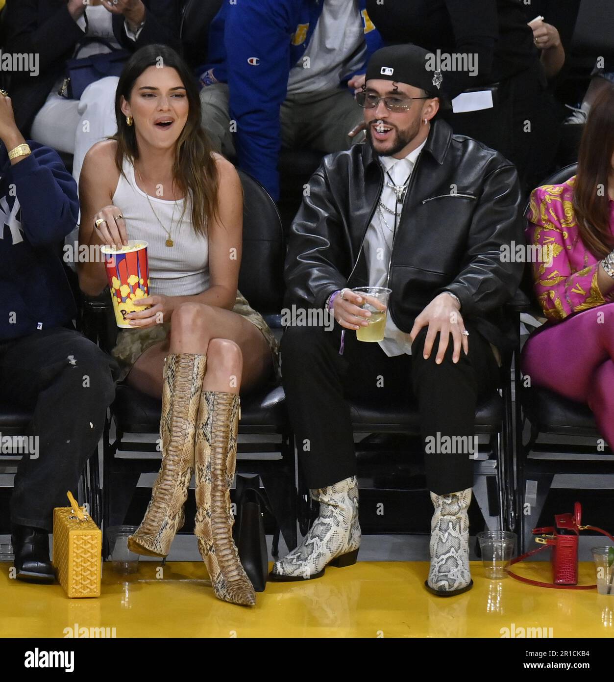 Kendall Jenner e Bad Bunny si siedono a lato del campo durante la loro  partecipazione al Game 6 della Western Conference Semifinali alla Crypto.com  Arena di Los Angeles venerdì 12 maggio 2023.