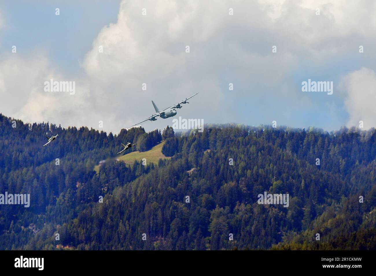 Zeltweg, Austria - 03 settembre 2022: Mostra aerea pubblica in Stiria chiamata Airpower 22, esposizione di volo - due jet fighter Eurofighter Typhoon perseguono una C-13 Foto Stock