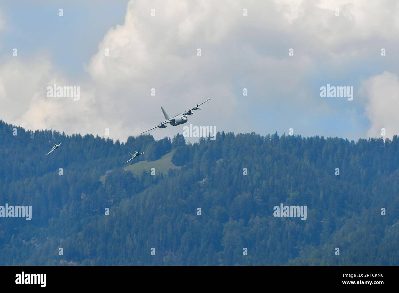 Zeltweg, Austria - 03 settembre 2022: Mostra aerea pubblica in Stiria chiamata Airpower 22, esposizione di volo - due jet fighter Eurofighter Typhoon perseguono una C-13 Foto Stock