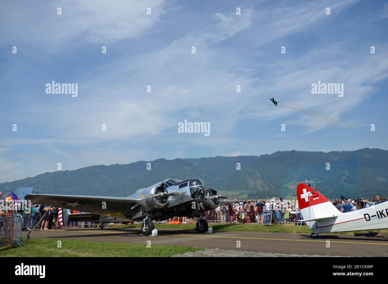 Zeltweg, Austria - 03 settembre 2022: Spettacolo aereo pubblico in Stiria chiamato Airpower 22, North American B-25 Mitchell bombardiere dalla seconda guerra mondiale e volo d Foto Stock