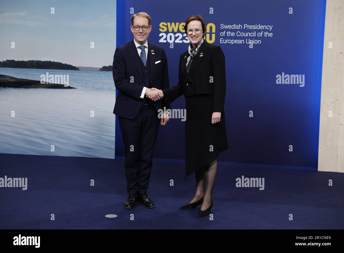 Stoccolma, Sverige. 13th maggio, 2023. STOCCOLMA 20230513 Sveriges utrikesminister Tobias Billström (tv) tar emot Caroline Millar d'Australia, ambasciatore presso l'UE, la NATO, il Belgio e il Lussemburgo, då utrikesministrarna från bland annat Australien, Nya Zeeland, Giappone och Sydkorea deltar i ett särskilt indo-stillahavsmöte när EU:s utrikesministrar är på plats för ett informellt möte på Scandinavian XPO i Märsta utanför Stockholm på lördagen. Foto: Christine Olsson/TT/kod €10430 Credit: TT News Agency/Alamy Live News Foto Stock