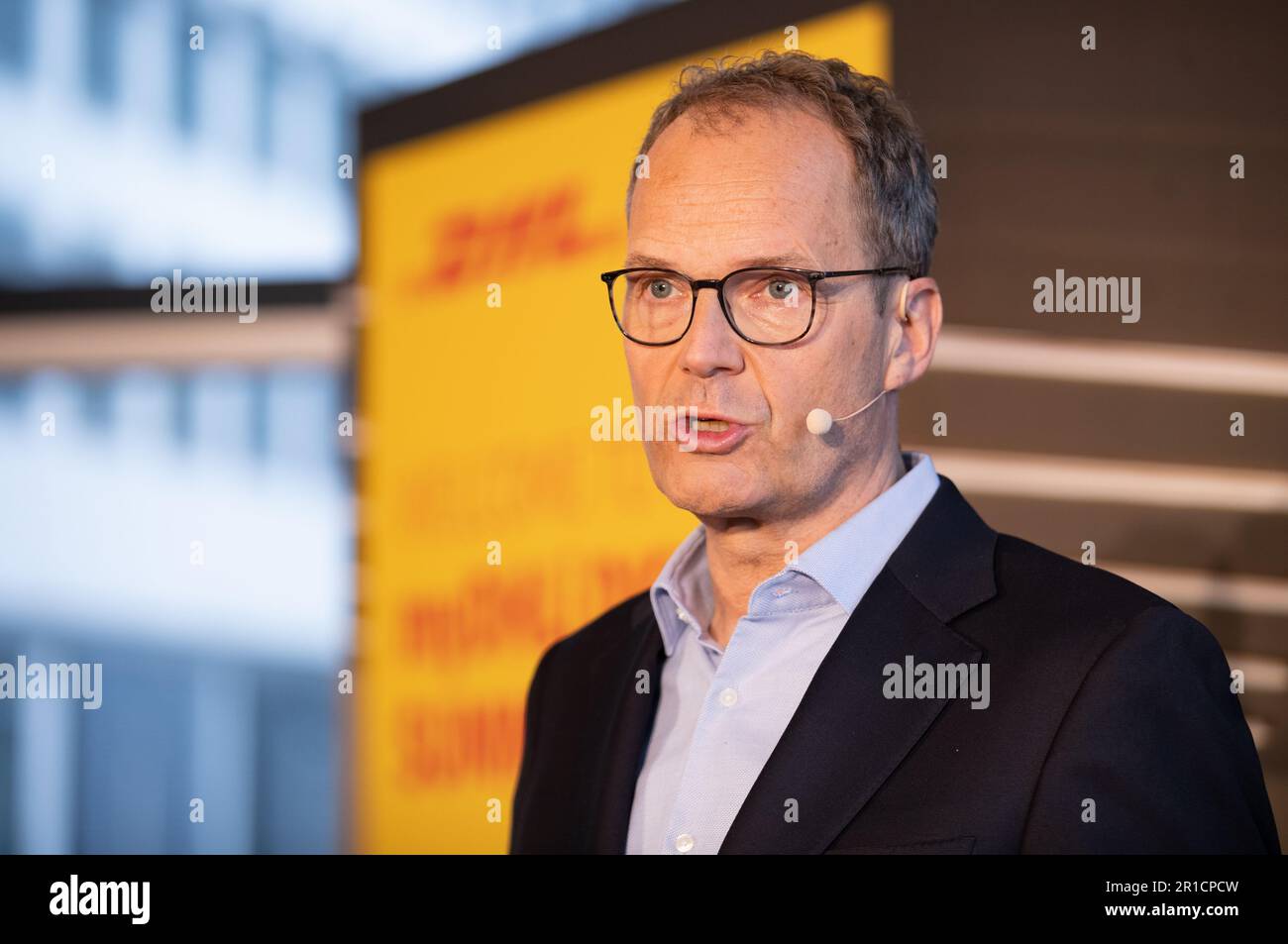 Monaco, Germania. 10th maggio, 2023. Tim Scharwath, membro del Consiglio di Amministrazione del Gruppo Deutsche Post DHL e CEO di DHL Global Forwarding, Freight, alla conferenza stampa di Deutsche Post DHL il 10 maggio 2023 al Transport Logistic, Salone Internazionale per la logistica, la mobilità, L'IT e la gestione della catena di fornitura, a Monaco di Baviera, Germania. (Foto di Alexander Pohl/Sipa USA) Credit: Sipa USA/Alamy Live News Foto Stock