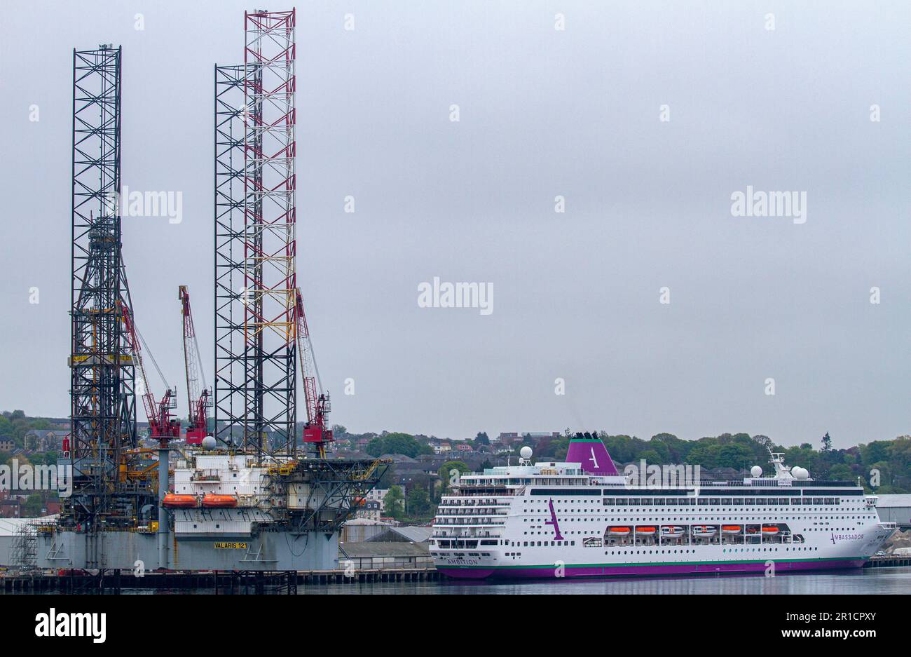 Dundee, Tayside, Scozia, Regno Unito. 13th maggio, 2023. La nave da crociera ambiziosa della British Ambassador Cruise Line è ormeggiata a Dundee oggi e partirà alle 6:00 Dundee è una delle nuove località di crociera no-fly nel Regno Unito da cui navigano. Con l'atmosfera e l'ambizione navi da crociera, la più recente linea di crociera del Regno Unito in oltre un decennio è facilmente accessibile a chiunque nel Regno Unito. Credit: Dundee Photographics/Alamy Live News Foto Stock