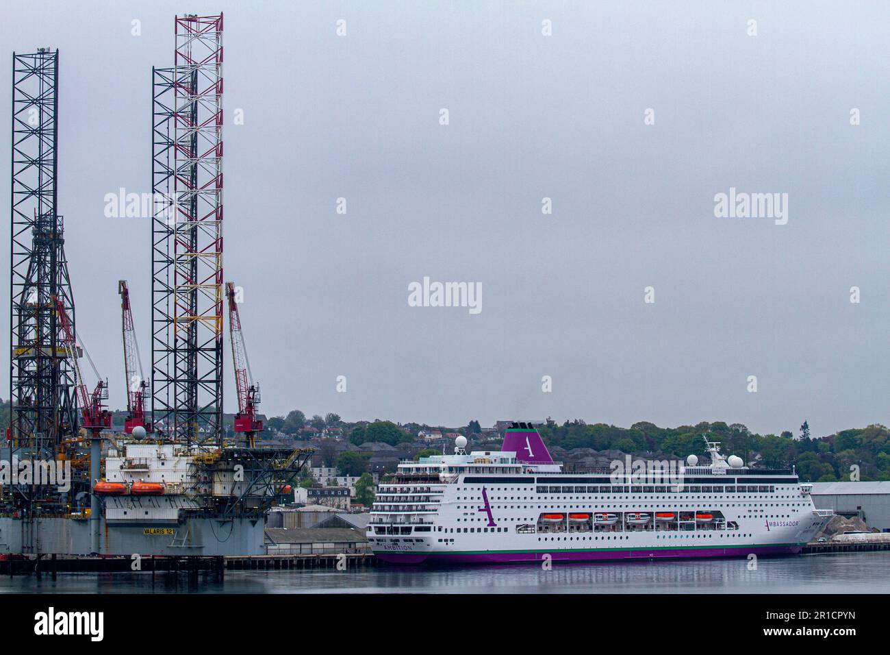 Dundee, Tayside, Scozia, Regno Unito. 13th maggio, 2023. La nave da crociera ambiziosa della British Ambassador Cruise Line è ormeggiata a Dundee oggi e partirà alle 6:00 Dundee è una delle nuove località di crociera no-fly nel Regno Unito da cui navigano. Con l'atmosfera e l'ambizione navi da crociera, la più recente linea di crociera del Regno Unito in oltre un decennio è facilmente accessibile a chiunque nel Regno Unito. Credit: Dundee Photographics/Alamy Live News Foto Stock