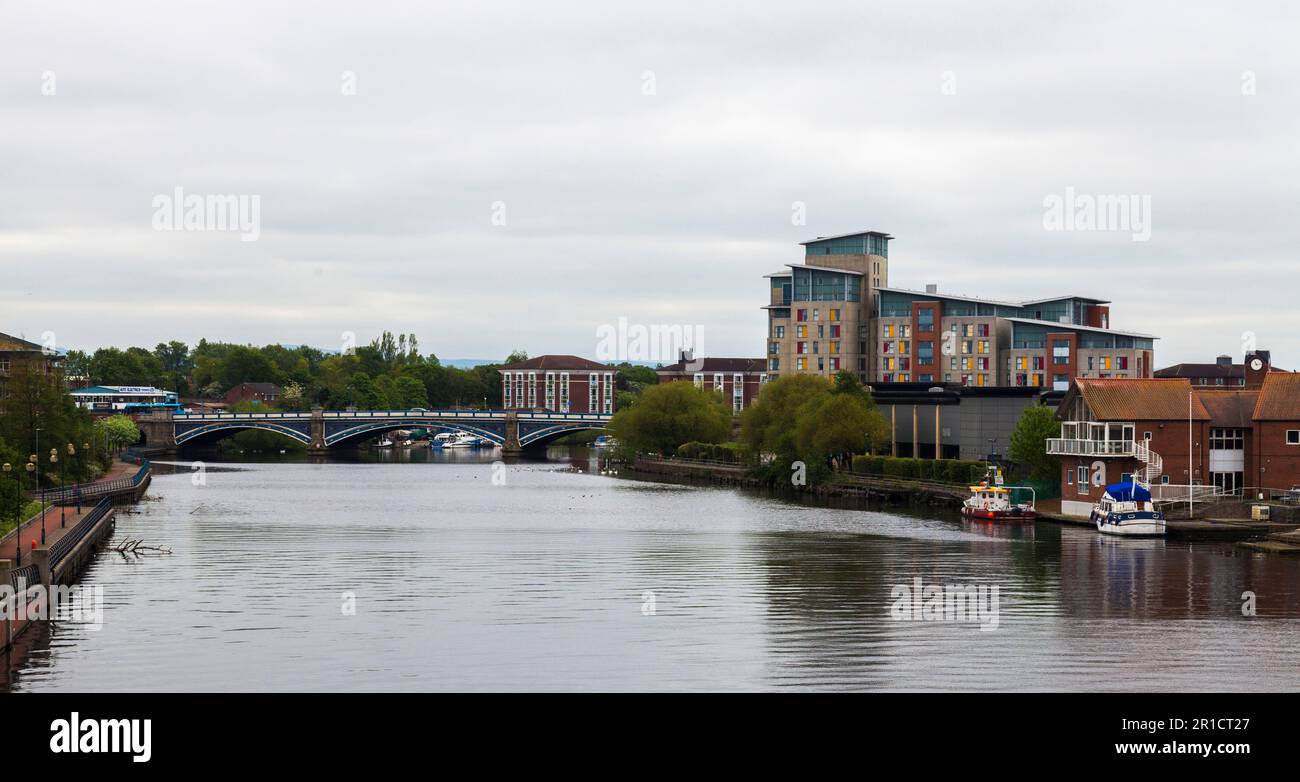 Una vista lungo il fiume Tees nel centro della città a Stockton on Tees, Inghilterra, Regno Unito, mostra il Victoria Bridge e gli appartamenti per studenti Foto Stock