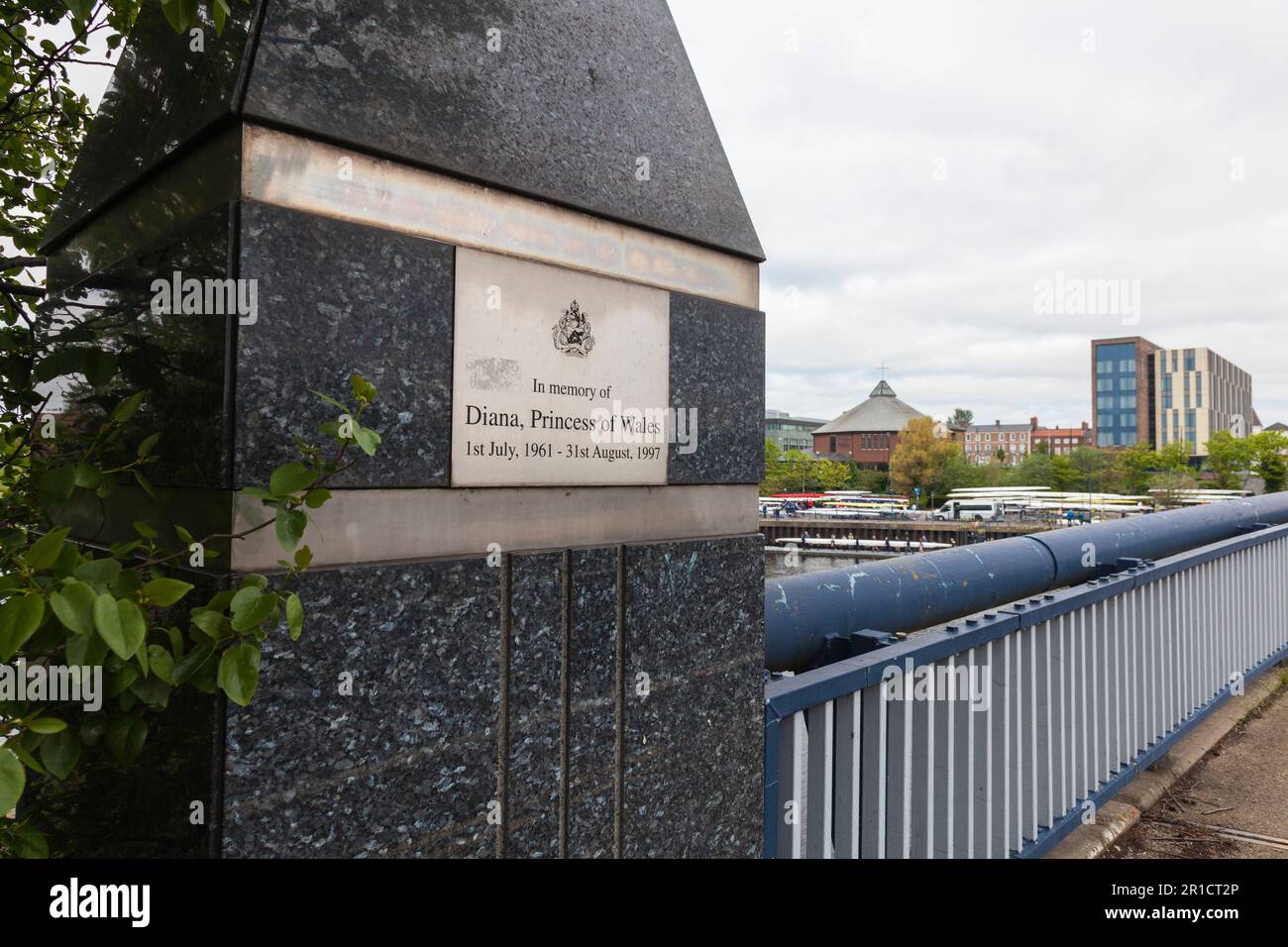 Targa sul ponte della Principessa di Galles a Stockton su Tees, Inghilterra, Regno Unito in memoria della Principessa Diana Foto Stock