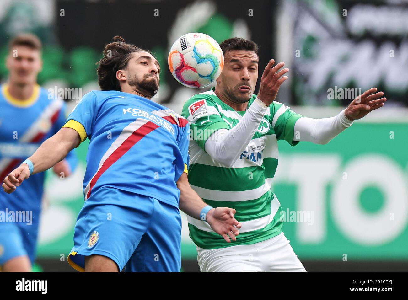 13 maggio 2023, Baviera, Fürth: Calcio: 2nd Bundesliga, SpVgg Greuther Fürth - Eintracht Braunschweig, giorno 32 allo Sportpark Ronhof Thomas Sommer. Oussama Haddadi di Fürth (r) combatte per la palla con Immanuel Pherai di Braunschweig. Foto: Daniel Karmann/dpa - NOTA IMPORTANTE: Conformemente ai requisiti della DFL Deutsche Fußball Liga e della DFB Deutscher Fußball-Bund, è vietato utilizzare o utilizzare fotografie scattate nello stadio e/o della partita sotto forma di sequenze di immagini e/o serie di foto simili a un video. Foto Stock