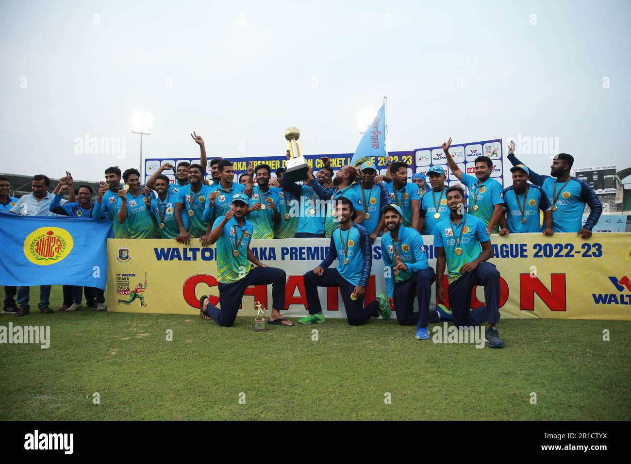 Abahani riconquistò il titolo di Dhaka Premier League (DPL) dopo aver battuto lo Sheikh Jamal Dhanmondi Club con quattro wickets nel tappeto di Super League che deciderà il titolo Foto Stock