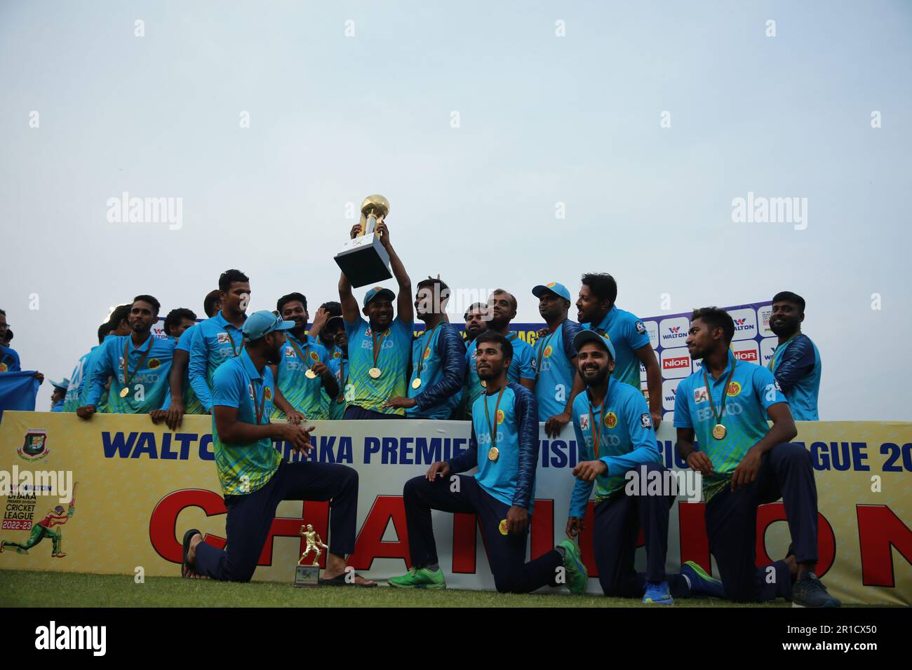 Abahani riconquistò il titolo di Dhaka Premier League (DPL) dopo aver battuto lo Sheikh Jamal Dhanmondi Club con quattro wickets nel tappeto di Super League che deciderà il titolo Foto Stock