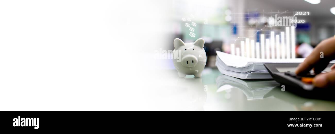 Chiudire la banca bianca del piggy, molte carte, fogli sul banco di vetro. Concetto un dito dell'uomo che preme una calcolatrice su un tavolo di vetro in ufficio bancario. COP Foto Stock