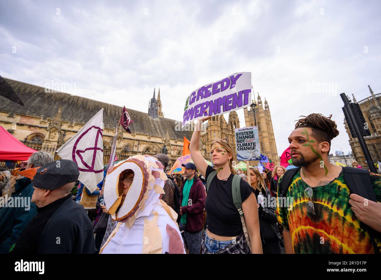 LONDRA - 22 aprile 2023: Sperimentate la forza collettiva mentre i manifestanti marciano davanti alle Camere del Parlamento durante la dimostrazione XR, chiedendo un Foto Stock