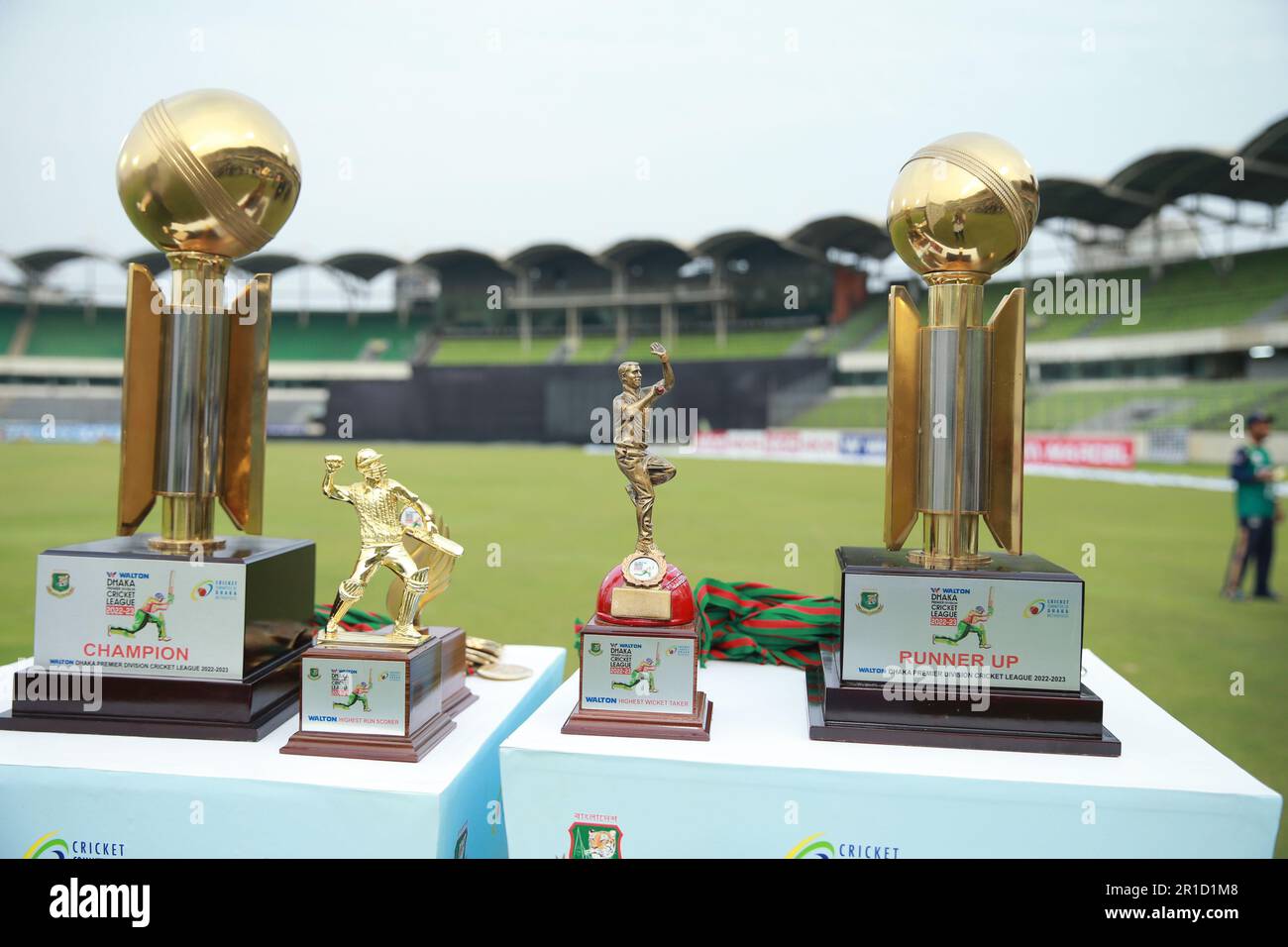 Premio in mostra come Abahani ha riguadagnato il titolo di Dhaka Premier League (DPL) dopo aver battuto lo sceicco Jamal Dhanmondi Club da quattro wickets nel titolo-decidendo Foto Stock