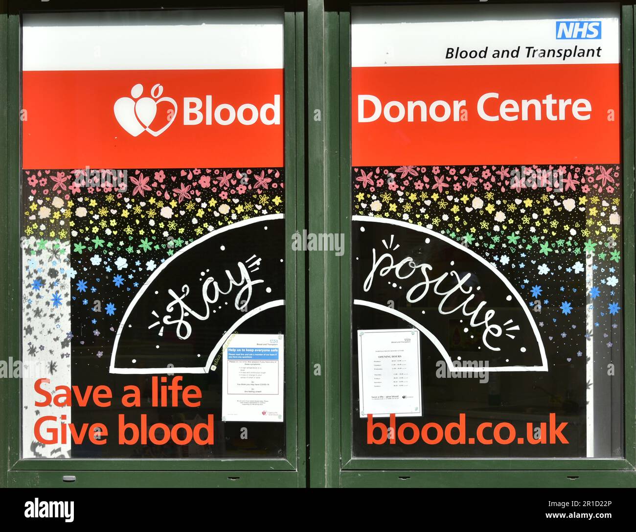 Segnali sulle finestre del Blood Donor Centre di Manchester, Regno Unito. Foto Stock