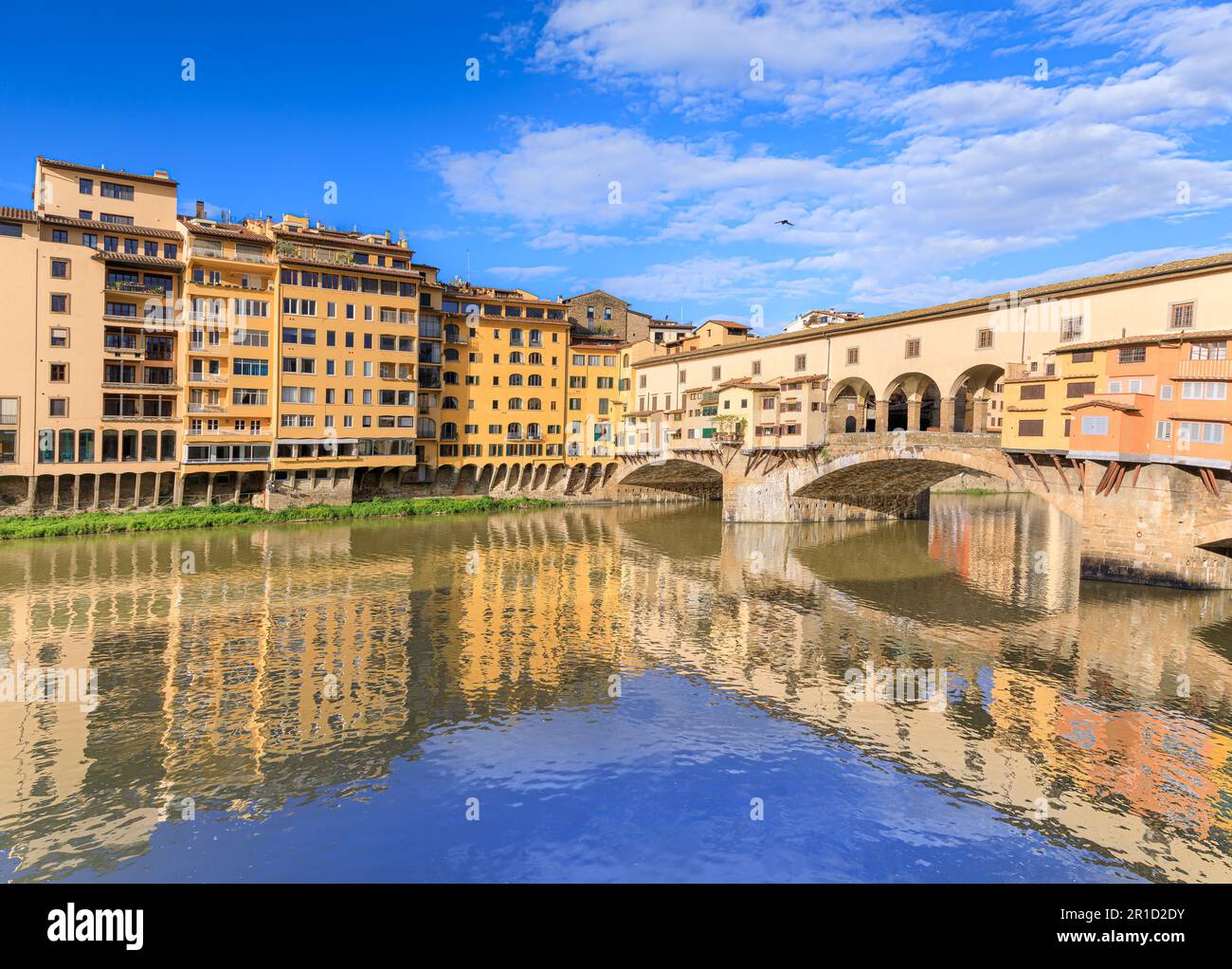 Veduta dell'Arno a Firenze: Sullo sfondo Ponte Vecchio. Foto Stock