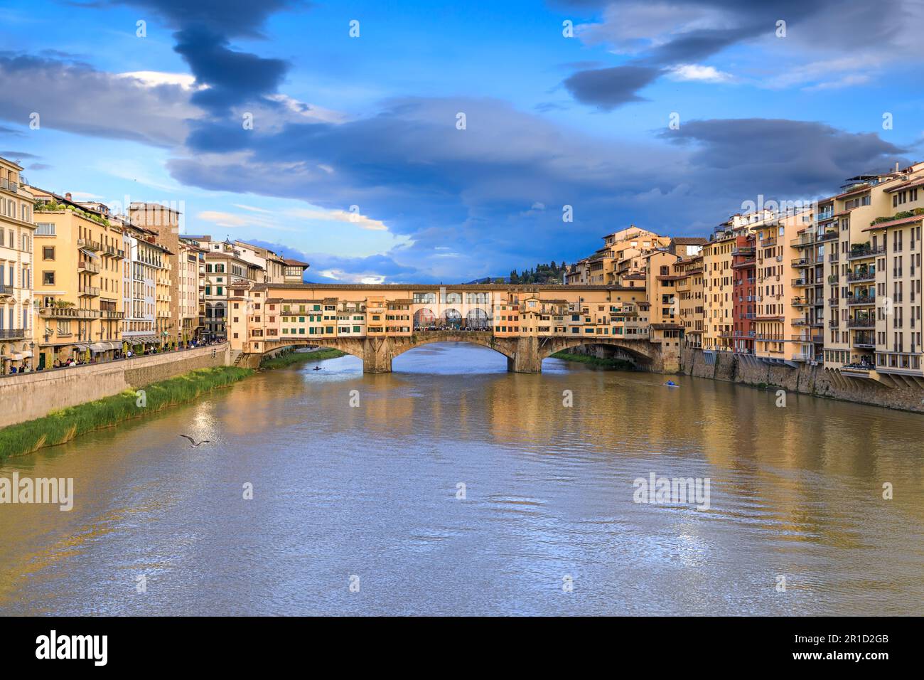 Veduta dell'Arno a Firenze: Sullo sfondo Ponte Vecchio. Foto Stock