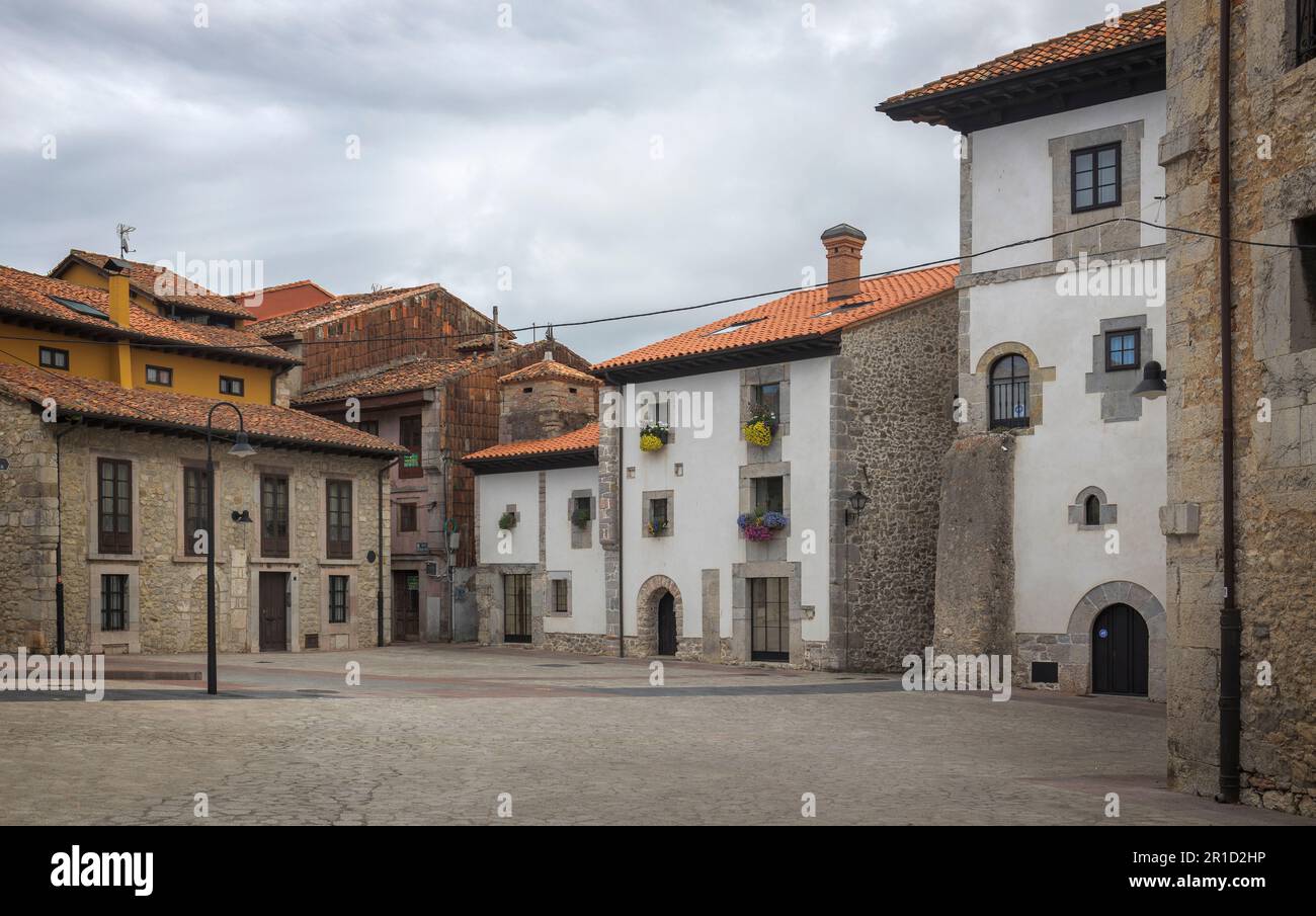 Architettura tipica nel vecchio villaggio di Llanes, Asturias, Spagna Foto Stock