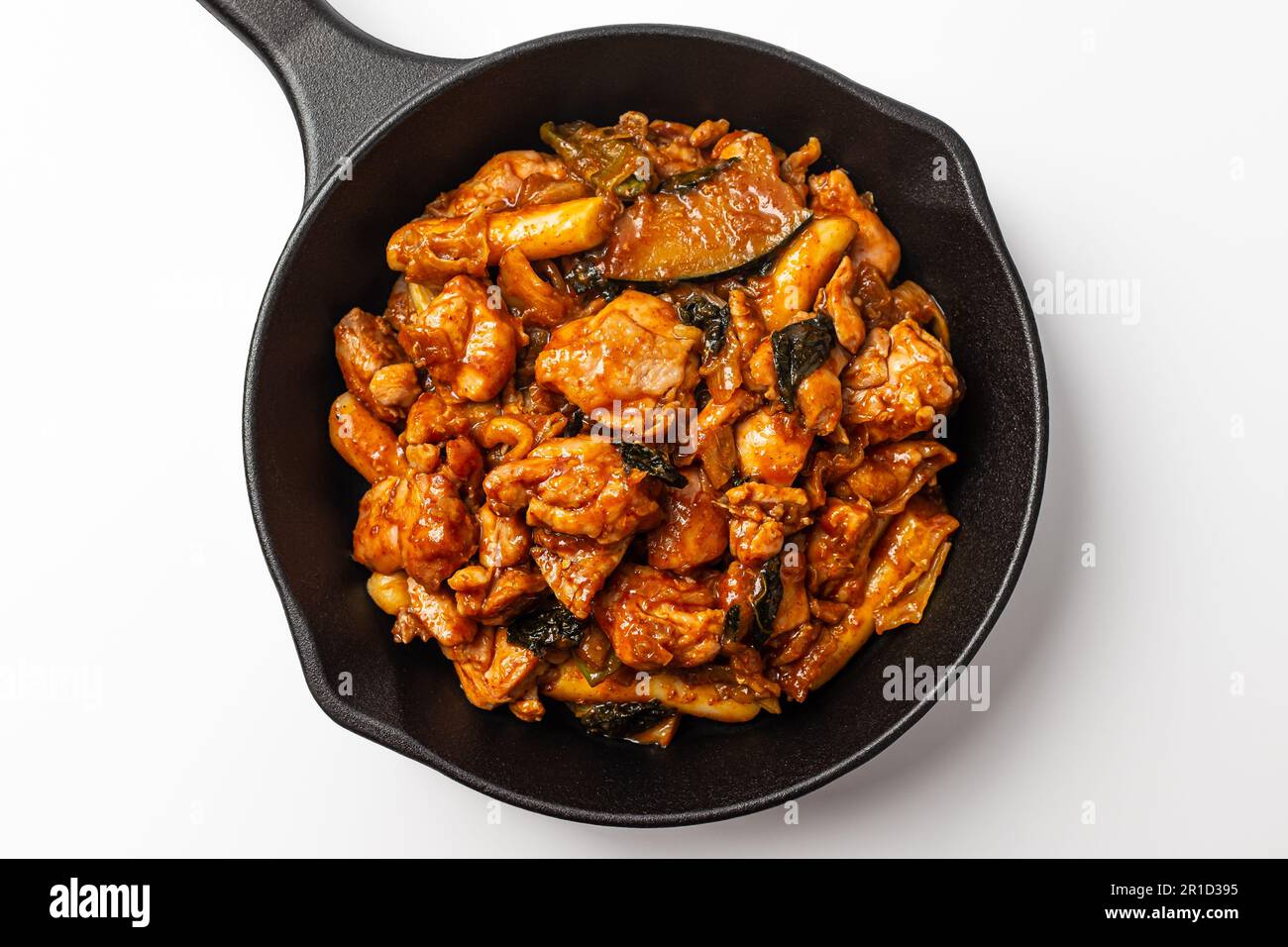 Pollo fritto in padella e verdure assortite. Pollo con condimento piccante.  Cultura gastronomica coreana Foto stock - Alamy