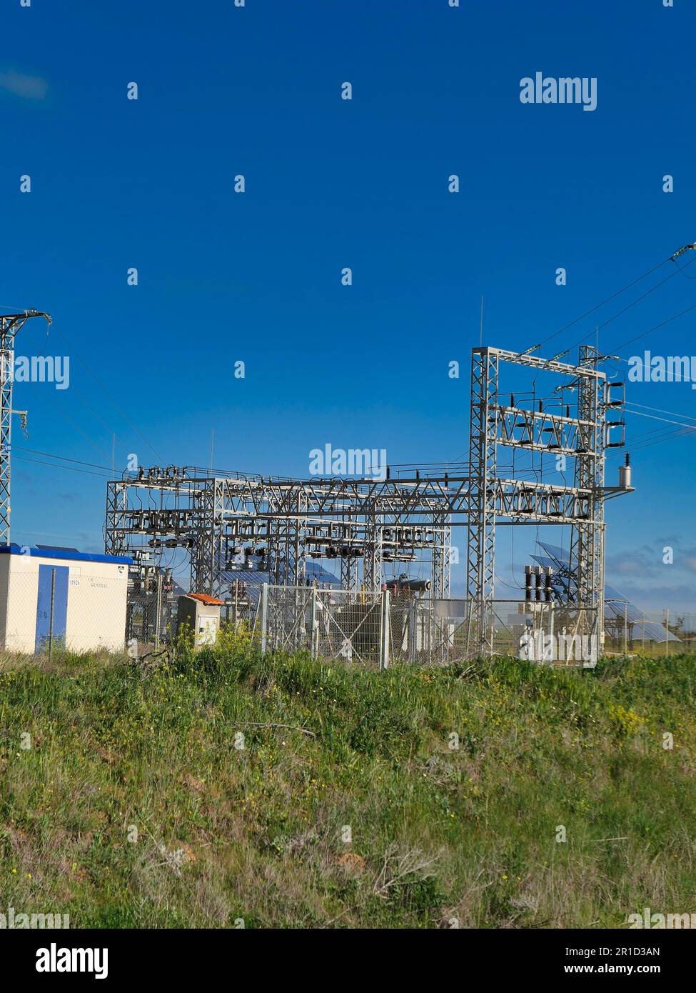 Lavorazioni elettriche necessarie per gli impianti solari con cielo blu Foto Stock