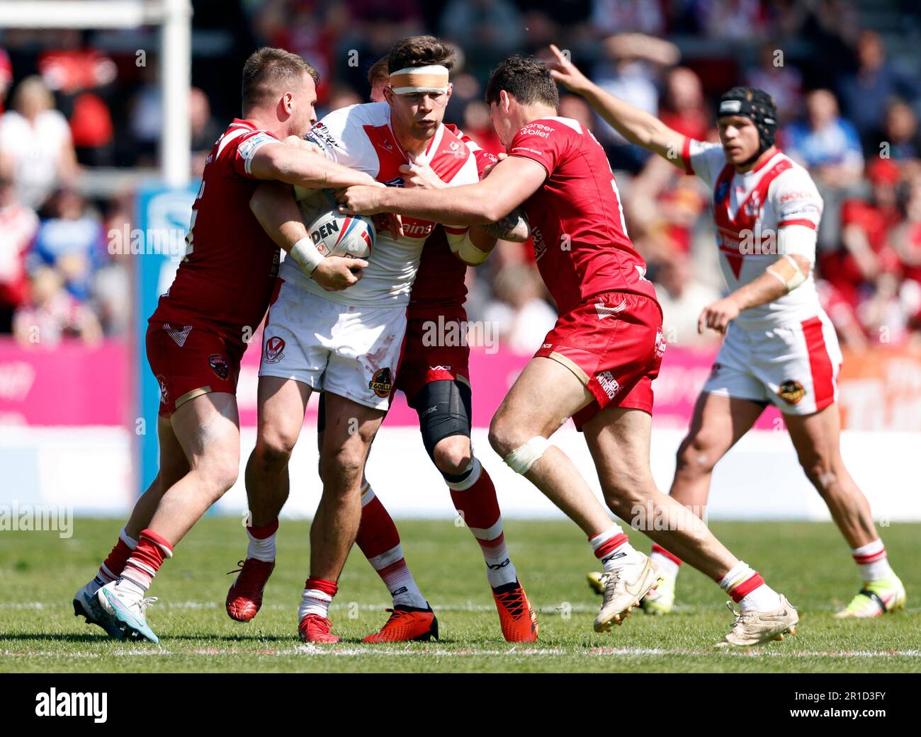 Louie McCarthy-Scarsbrook di St Helens (seconda a sinistra) con la palla durante la partita della Betfred Super League al Totally Wicked Stadium, St. Helens. Data immagine: Sabato 13 maggio 2023. Foto Stock