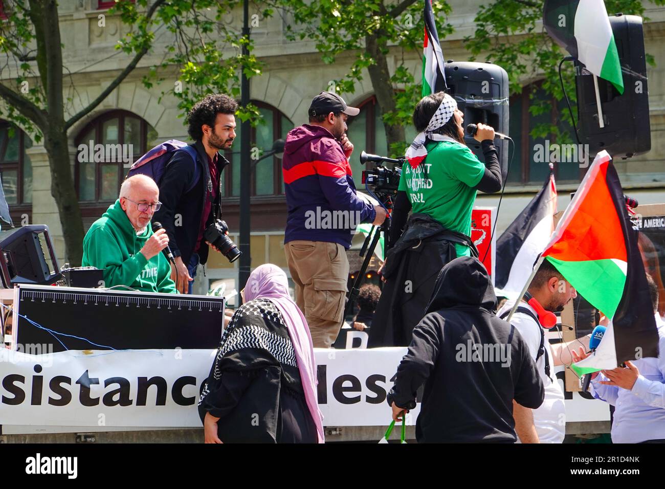Parigi, Francia. 13 maggio 2023. La gente marzo con segni proclamando la giustizia per la Palestina e altri slogan, centro della città, 1st ° arrondissement, Place Chatelet. Marzo per commemorare 75 anni di resistenza. Foto Stock