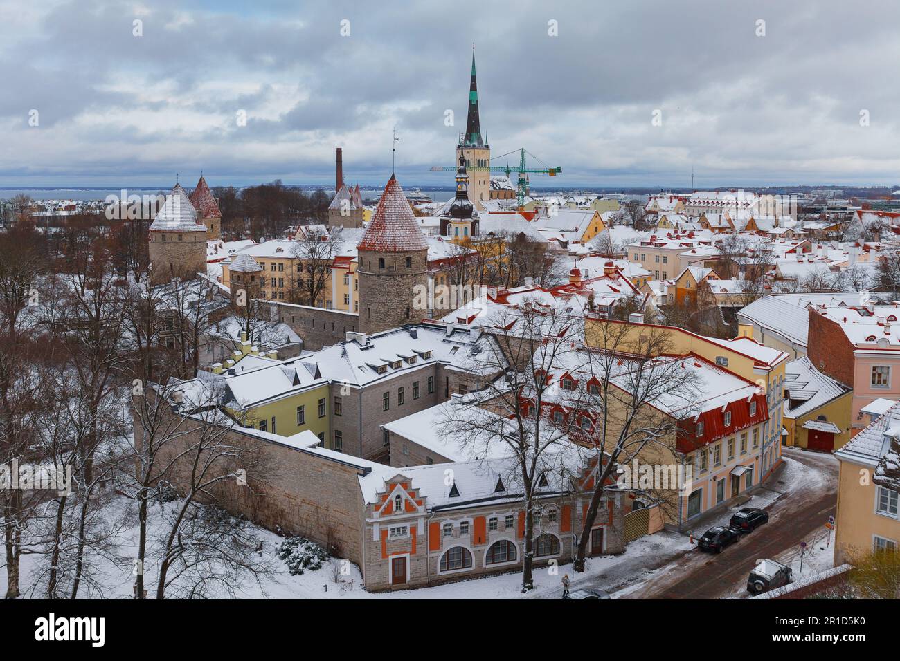 TALLINN, ESTONIA - 15 GENNAIO 2023: Tetti innevati di case nel centro storico di Tallinn dopo la nevicata Foto Stock