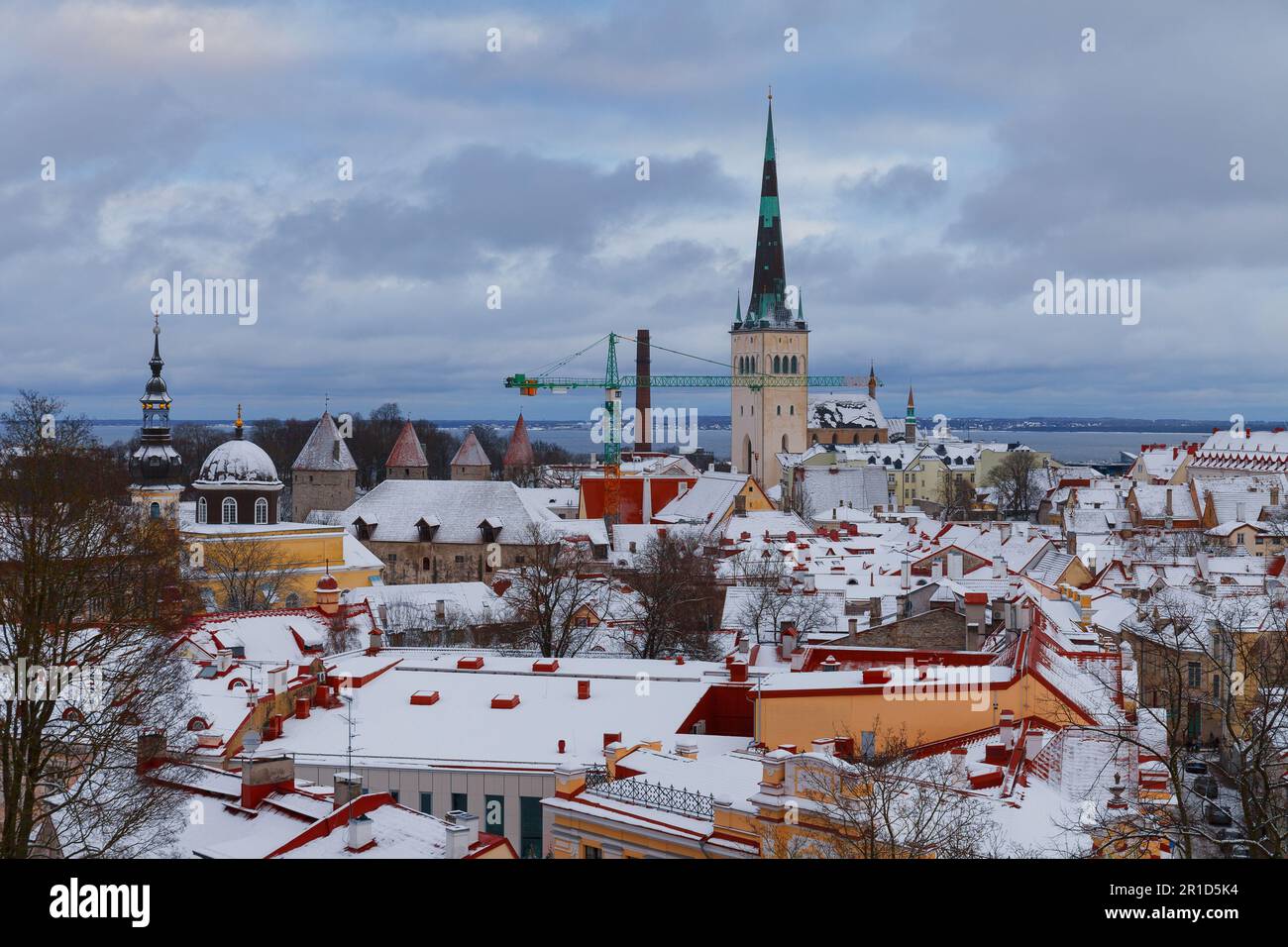 TALLINN, ESTONIA - 15 GENNAIO 2023: Tetti innevati di case nel centro storico di Tallinn dopo la nevicata Foto Stock