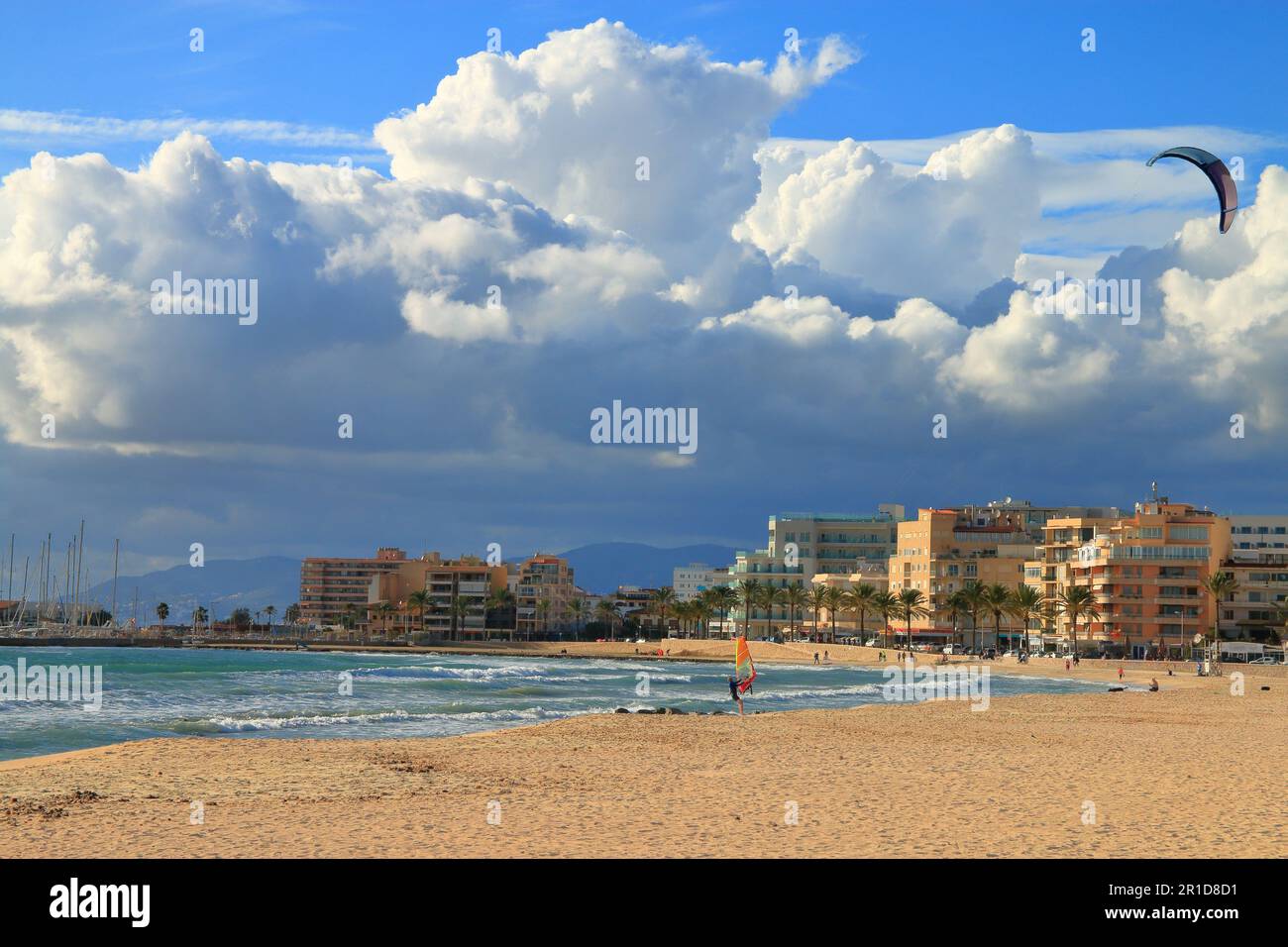 La foto è stata scattata in una giornata di sole autunnale sulla spiaggia dell'isola di Palma di Maiorca in una zona chiamata Can Pastilla. Foto Stock