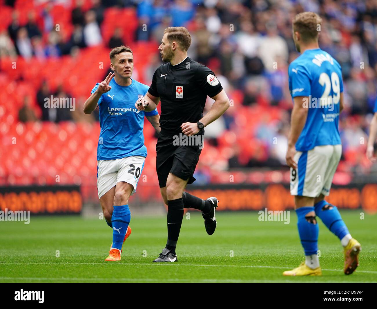 Jeff King di Chesterfield fa appello all'arbitro Matt Corlett durante la finale di play-off della Vanarama National League al Wembley Stadium, Londra. Data immagine: Sabato 13 maggio 2023. Foto Stock