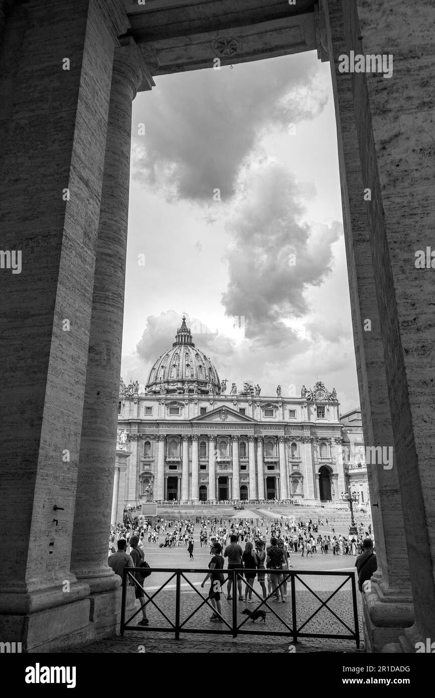 Vista in bianco e nero della cupola di San Basilica di Pietro, Vaticano, Roma, Italia Foto Stock