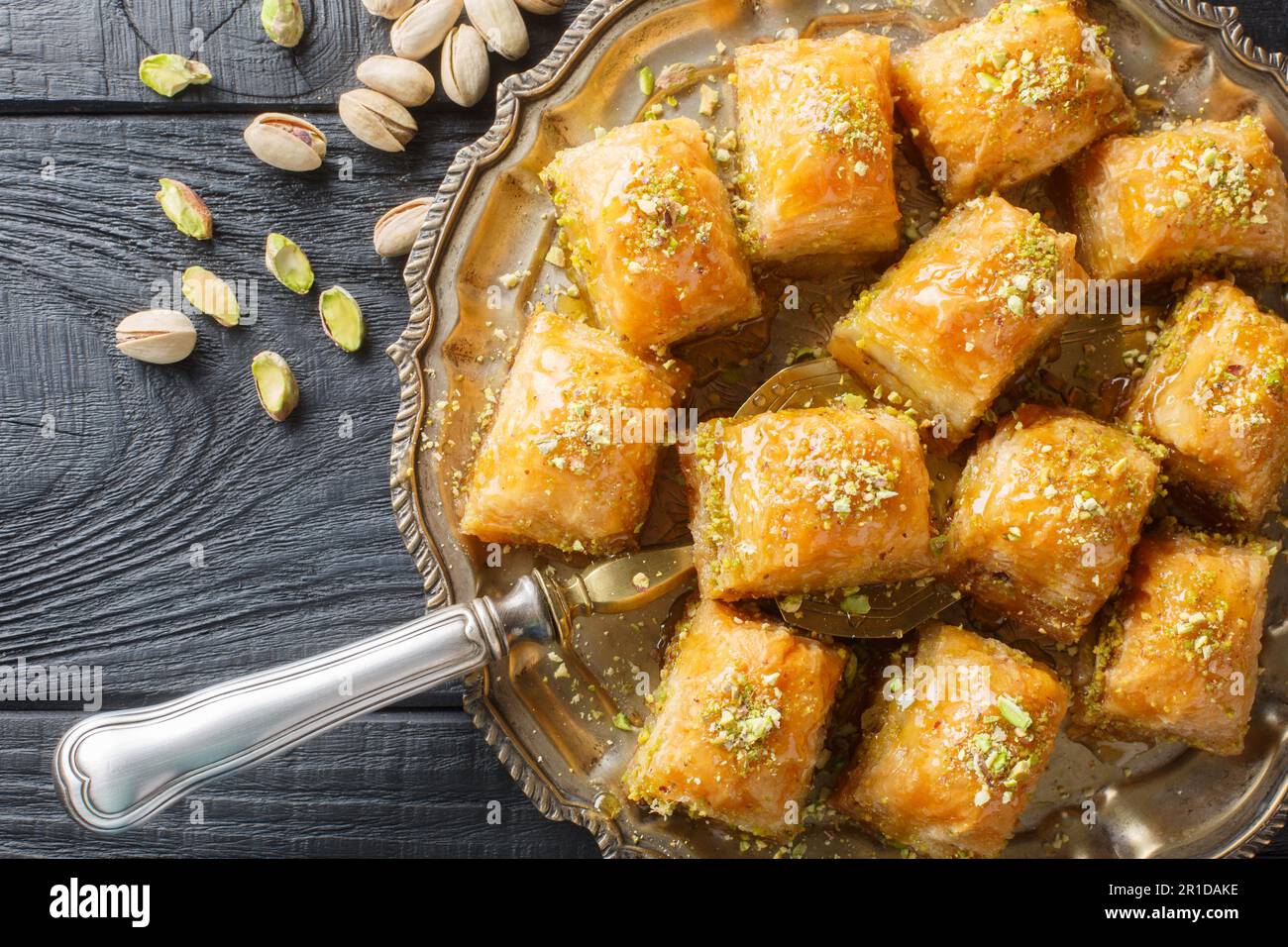 Tradizionale dessert turco pistacchio baklava con miele primo piano in un piatto sul tavolo. Vista orizzontale dall'alto Foto Stock