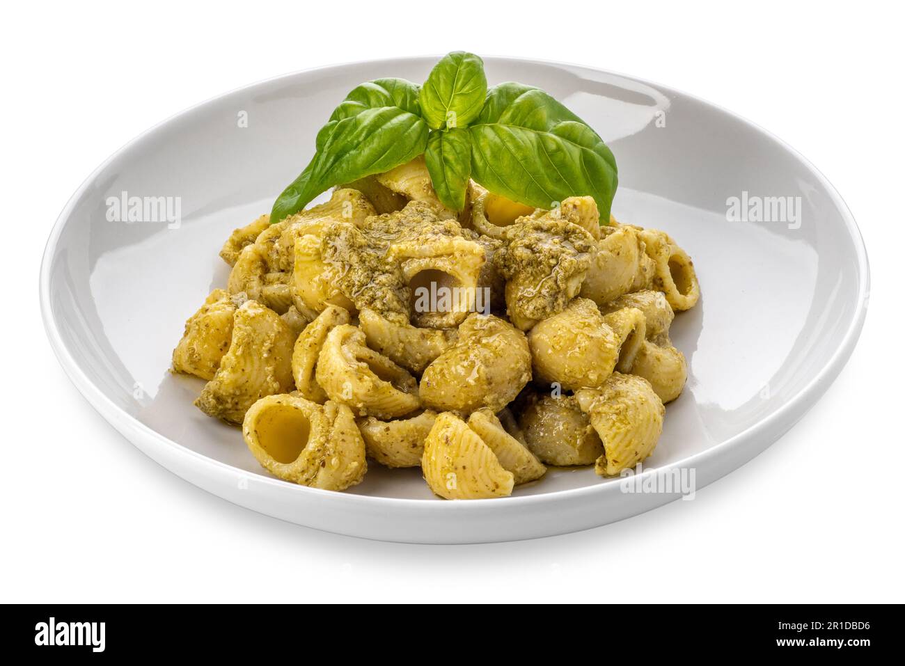 Maccheroni al pesto in un piatto bianco con foglie di basilico, il pesto è una tipica salsa genovese di basilico, pinoli, olio d'oliva e parmigiano. ISOL Foto Stock