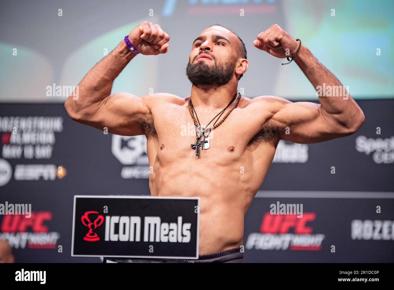 Charlotte, North Carolina, Stati Uniti. 12th maggio, 2023. CHARLOTTE, NORTH CAROLINA - 12 maggio: Gabe Green si pone sulle scale a peso cerimoniale ins davanti a UFC Fight Night: Rozenstruik vs Almeida il 12th maggio 2023 allo Spectrum Center di Charlotte, North Carolina, Stati Uniti. (Foto di Matt Davies/PxImages) Credit: PX Images/Alamy Live News Foto Stock