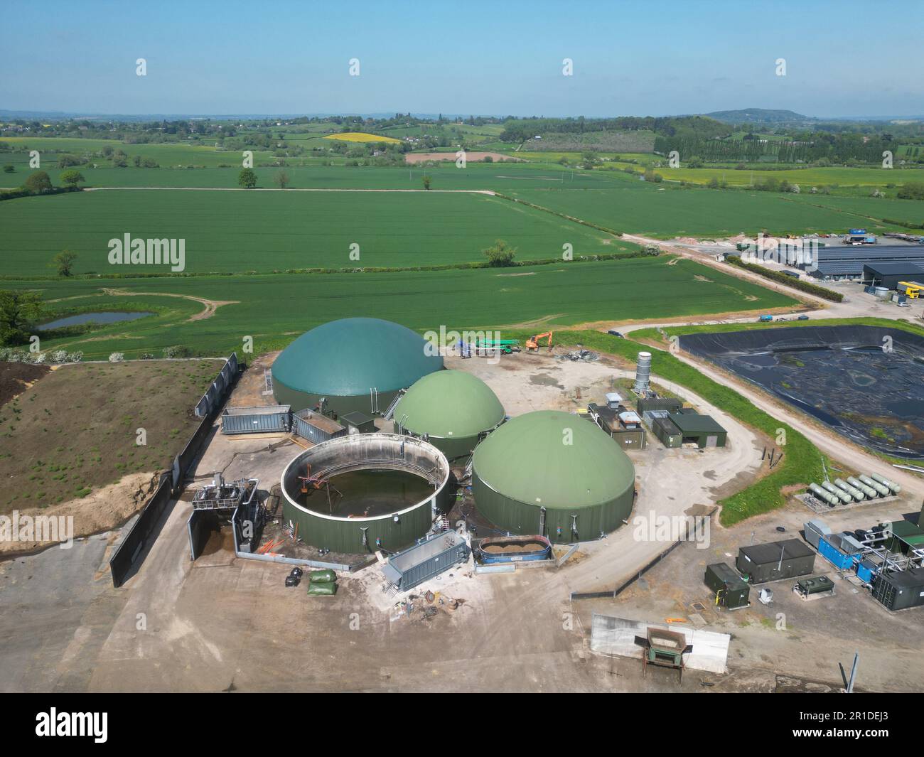 Vista aerea dei serbatoi di digestione anaerobici in una fattoria nell'Herefordshire, Inghilterra, Regno Unito, nel maggio 2023 Foto Stock