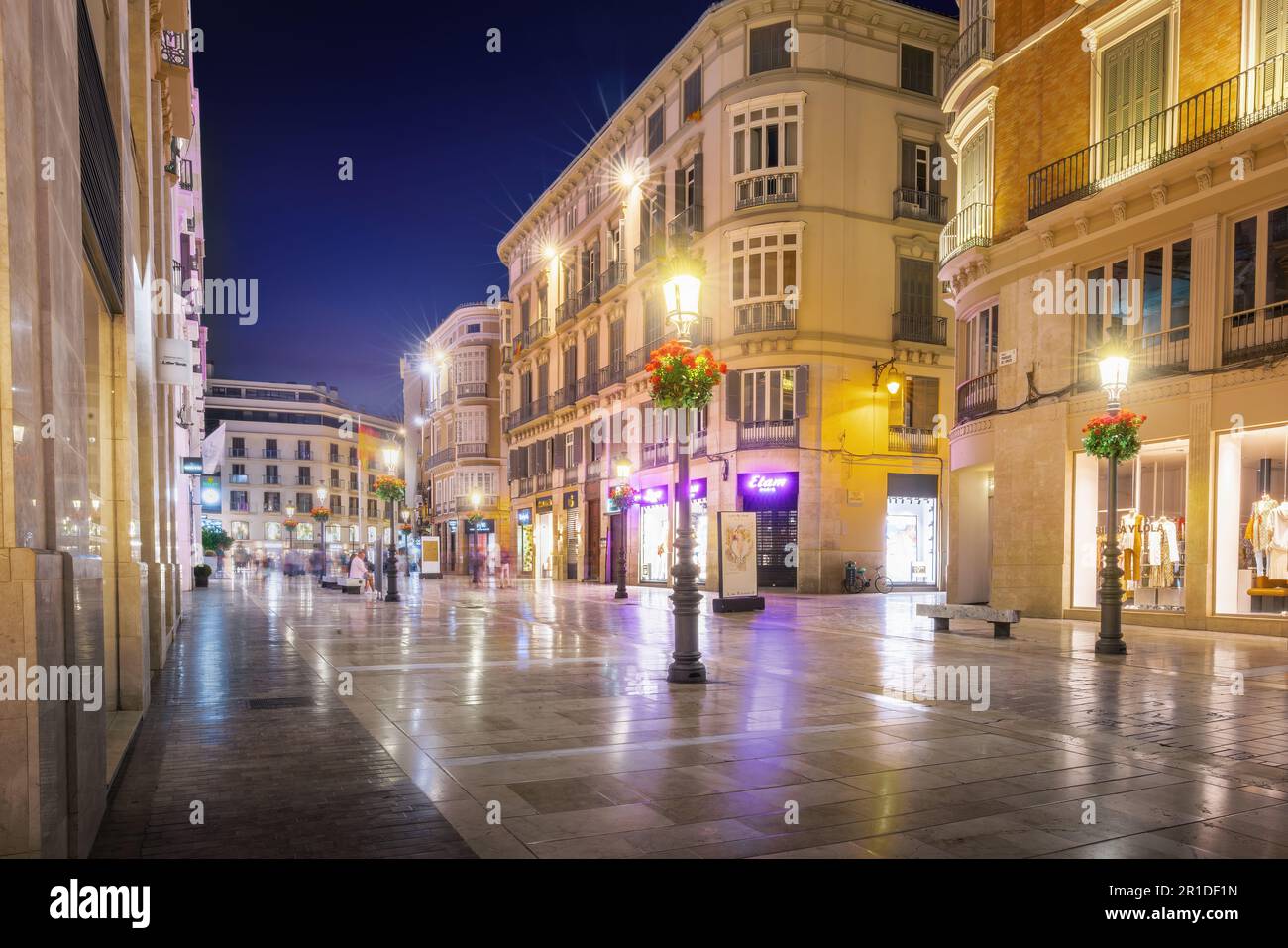 Calle Larios di notte - famosa strada pedonale e commerciale - Malaga, Andalusia, Spagna Foto Stock
