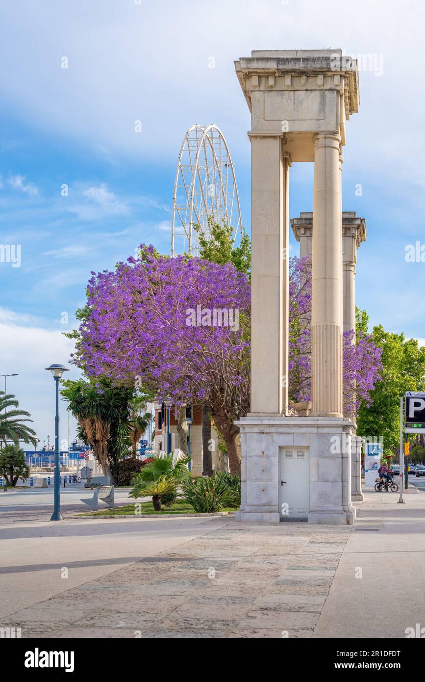 Colonne all'ingresso del porto di Malaga - Malaga, Andalusia, Spagna Foto Stock