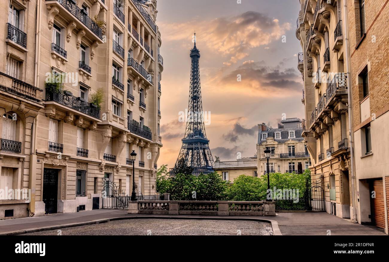 Torre Eiffel incorniciata tra edifici tradizionali parigini, creando una vista urbana distintiva nella capitale francese. Foto Stock