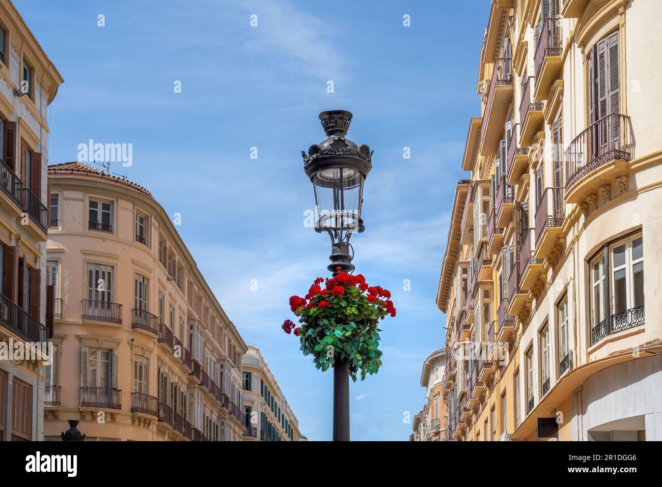 Lampione con fiori a Calle Larios - famosa strada pedonale e commerciale - Malaga, Andalusia, Spagna Foto Stock