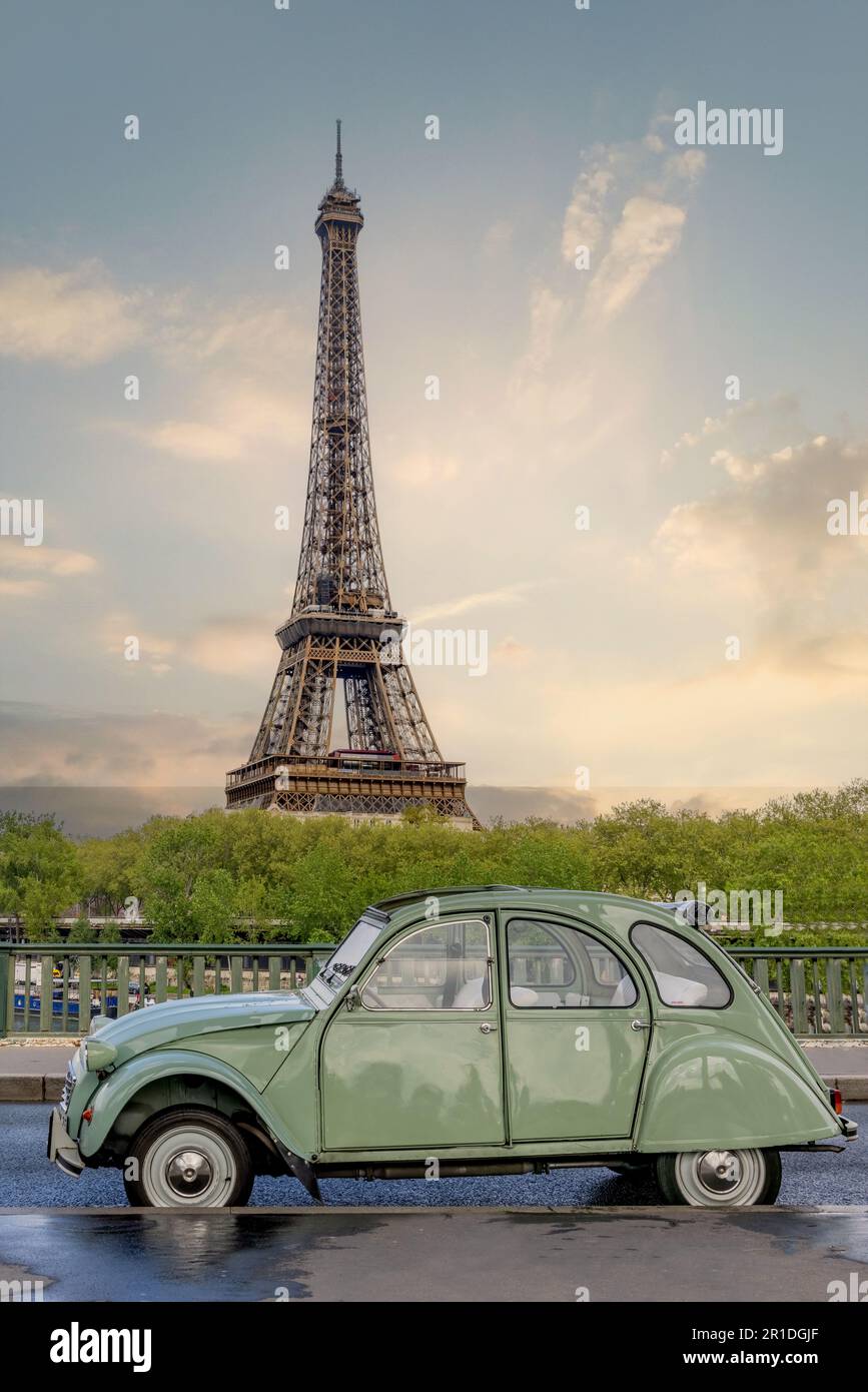 Torre Eiffel incorniciata dalle colonne d'acciaio del ponte Bir-Hakeim, con una Citroën vintage che crea una classica scena di strada parigina. Foto Stock