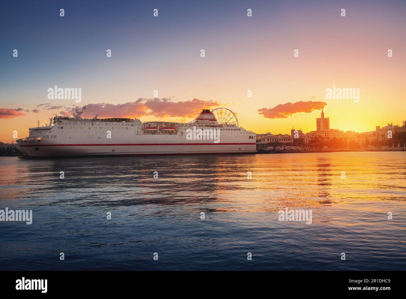 Nave traghetto al porto di Malaga al tramonto - Malaga, Andalusia, Spagna Foto Stock