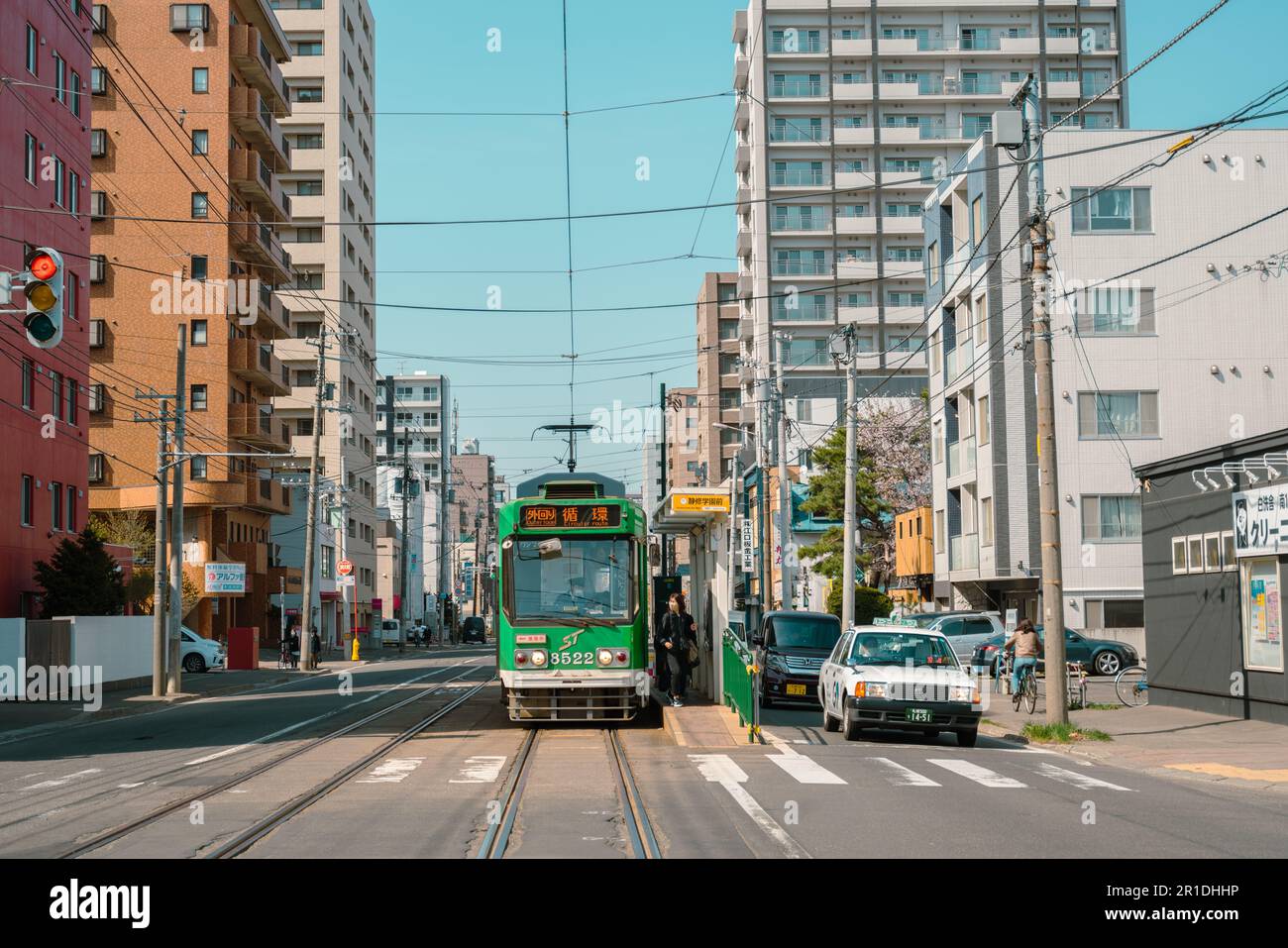 Sapporo, Hokkaido, Giappone - 25 aprile 2023 : Sapporo città strada e vecchio tram Foto Stock