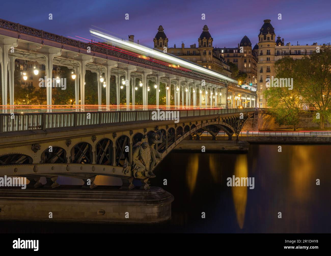 Ponte Bir-Hakeim che attraversa la Senna a Parigi, portando la linea 6 della metropolitana sotto drammatici archi e colonne in acciaio. Foto Stock