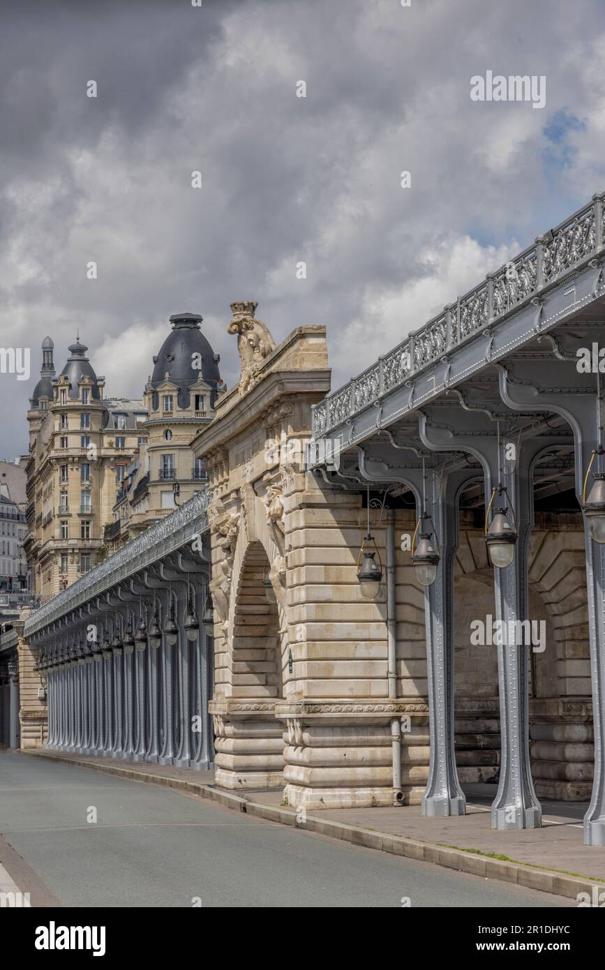 Ponte Bir-Hakeim che attraversa la Senna a Parigi, portando la linea 6 della metropolitana sotto drammatici archi e colonne in acciaio. Foto Stock