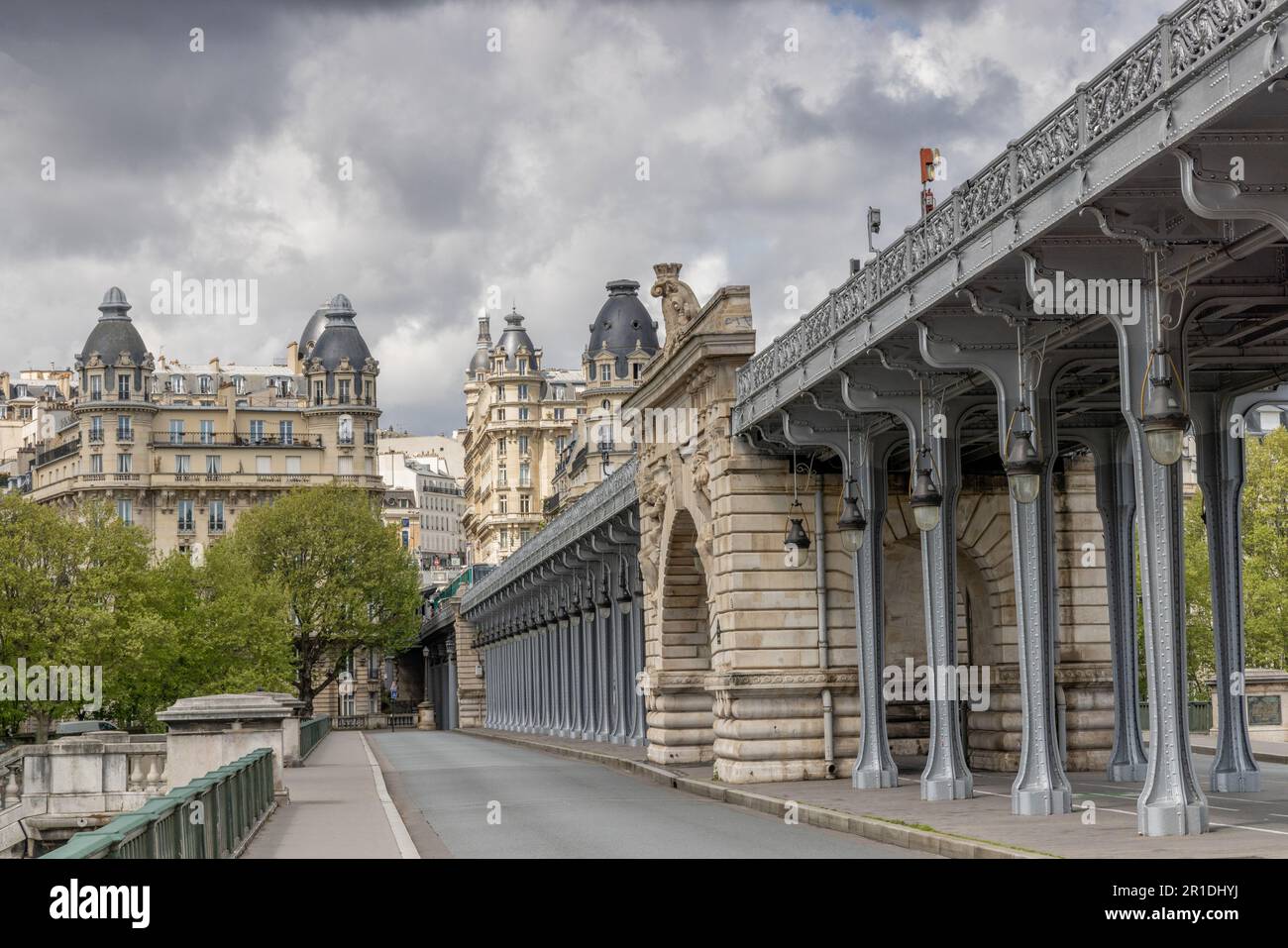 Ponte Bir-Hakeim che attraversa la Senna a Parigi, portando la linea 6 della metropolitana sotto drammatici archi e colonne in acciaio. Foto Stock